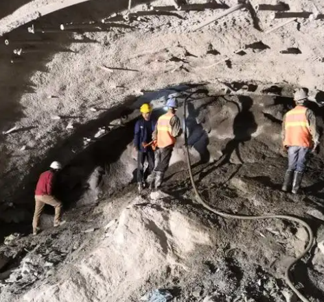 铁山拱顶带模注浆料的施工流程及注意事项